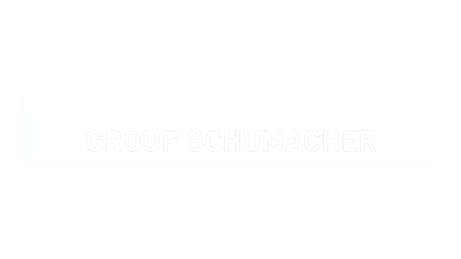 Ein weißes rechteckiges Banner mit den Worten GROUP SCHUMACHER in hellgrauer Schrift, zentriert auf hellgrauem Hintergrund.