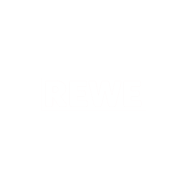 Ein graues Rechteck, in dessen Mitte das Wort REWE in fetten, weißen Großbuchstaben steht. Der Hintergrund ist hellgrau und einfarbig.