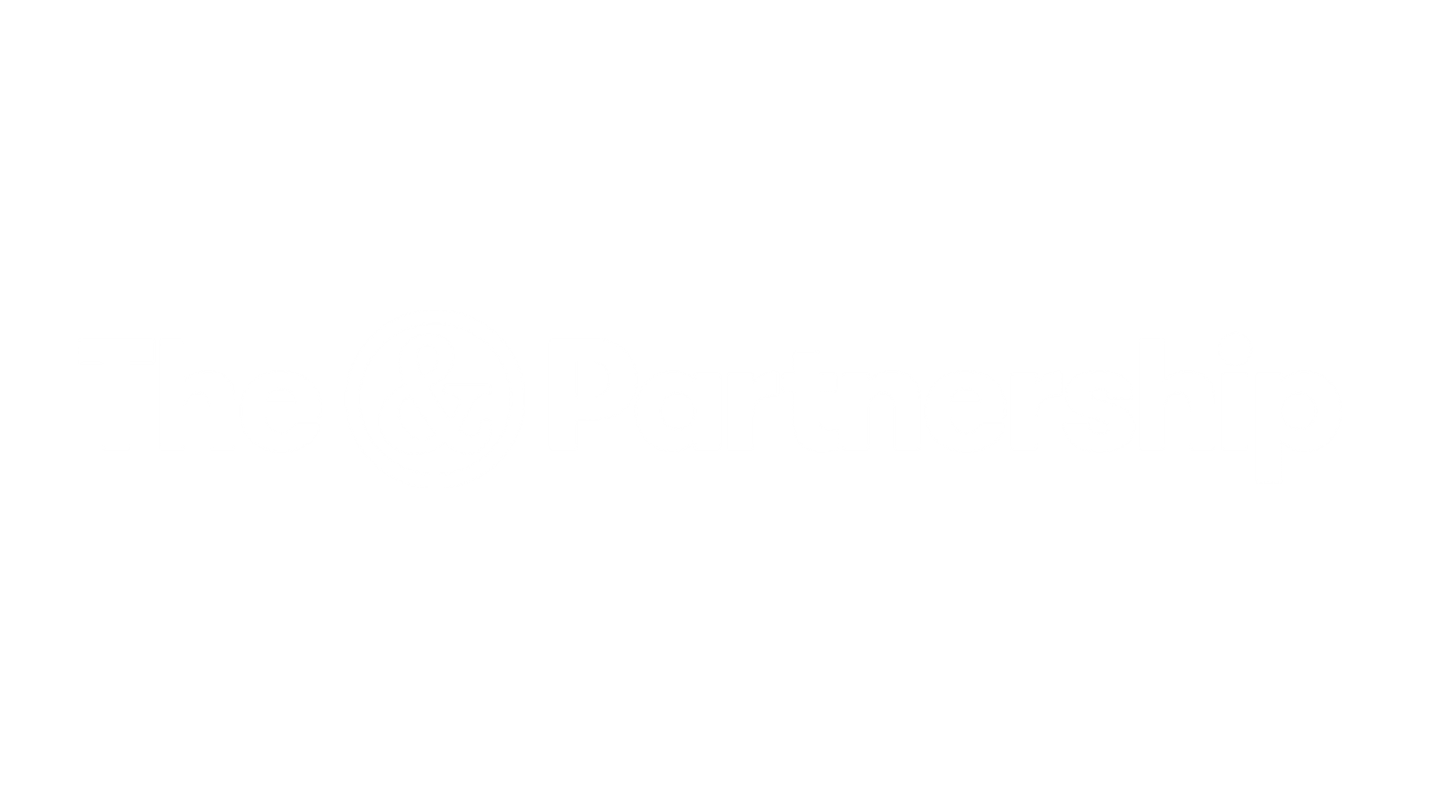 Weißer Hintergrund mit den Worten The & Partnership in fetter, weißer Schrift. Das kaufmännische Und-Zeichen ist von einem Kreis umgeben und steht zwischen The und Partnership.