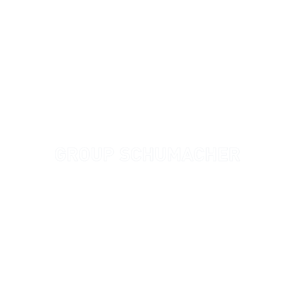 Ein weißes rechteckiges Banner mit den Worten GROUP SCHUMACHER in hellgrauer Schrift, zentriert auf hellgrauem Hintergrund.